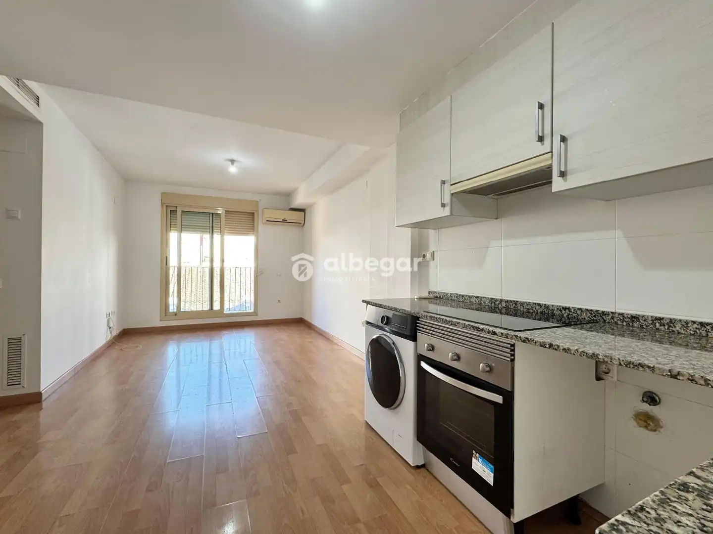 Vista exterior de Piso de alquiler en Valencia con Terraza, Lavadora y Balcón