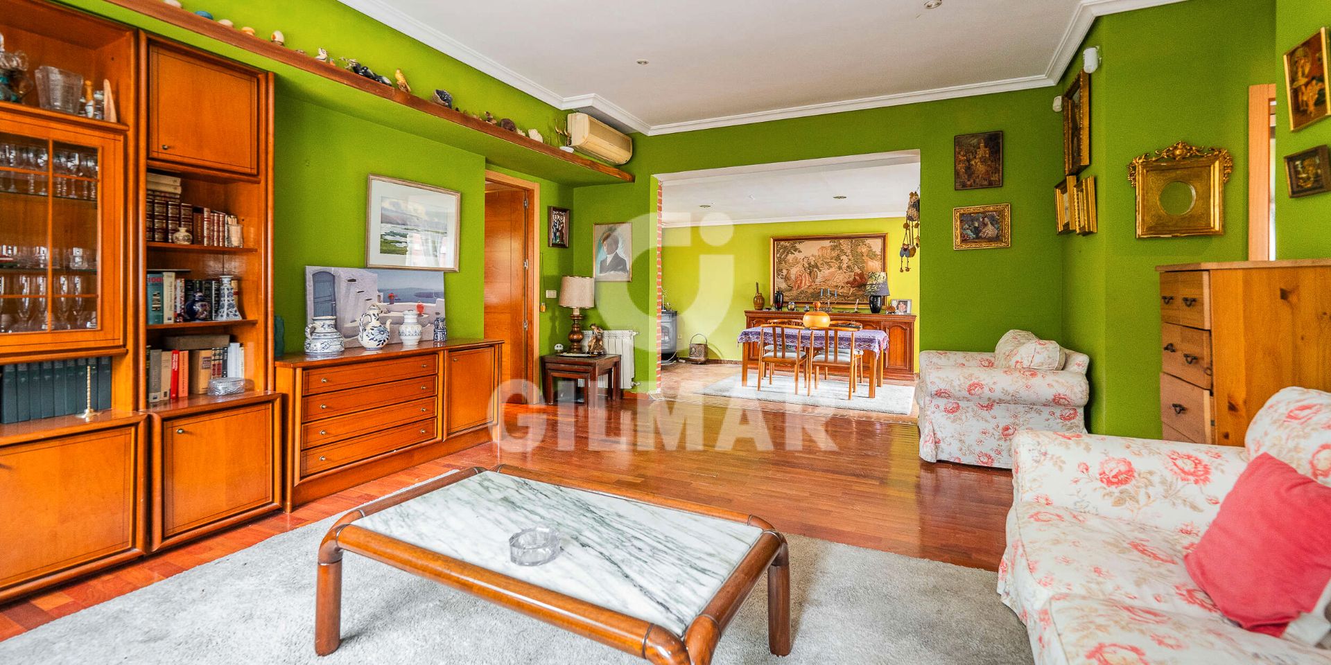 Sala d'estar de Casa o xalet en venda en  Madrid Capital amb Calefacció, Jardí privat i Terrassa