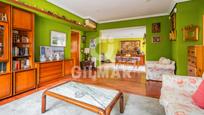 Sala d'estar de Casa o xalet en venda en  Madrid Capital amb Calefacció, Jardí privat i Terrassa