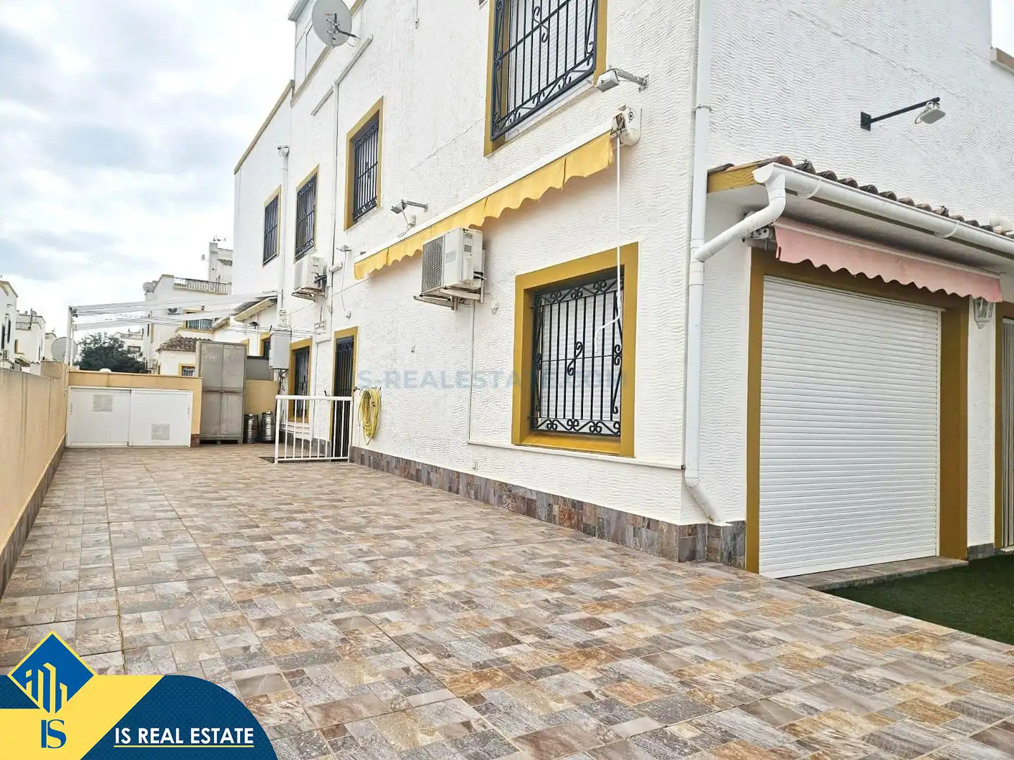 Detached house with pool for sale in Orihuela Costa