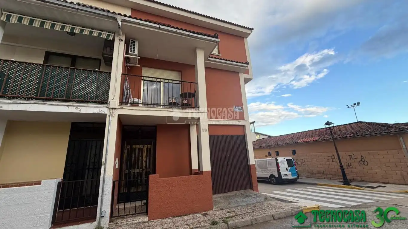 Vista exterior de Casa adosada en venta en Candeleda con Aire acondicionado, Terraza y Balcón