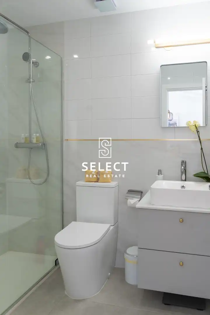 Badezimmer von Wohnungen zum Verkauf in Almuñécar mit Klimaanlage, Heizung und Terrasse