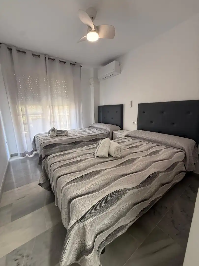Dormitori de Apartament de lloguer en Fuengirola amb Aire condicionat, Calefacció i Jardí privat
