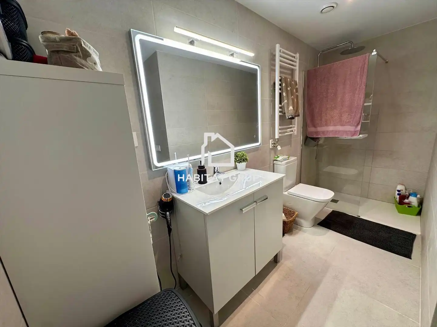 Badezimmer von Wohnung zum Verkauf in Salt mit Klimaanlage und Terrasse