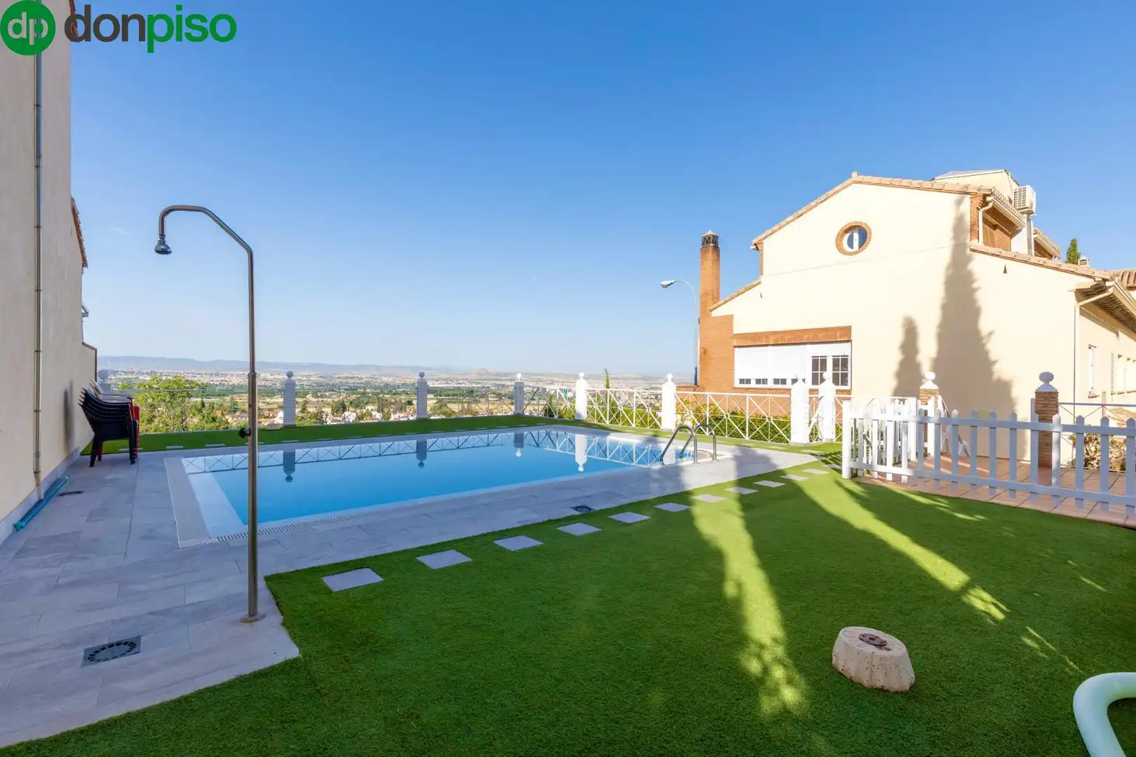 Schwimmbecken von Einfamilien-Reihenhaus zum Verkauf in Granada mit Klimaanlage, Heizung und Terrasse