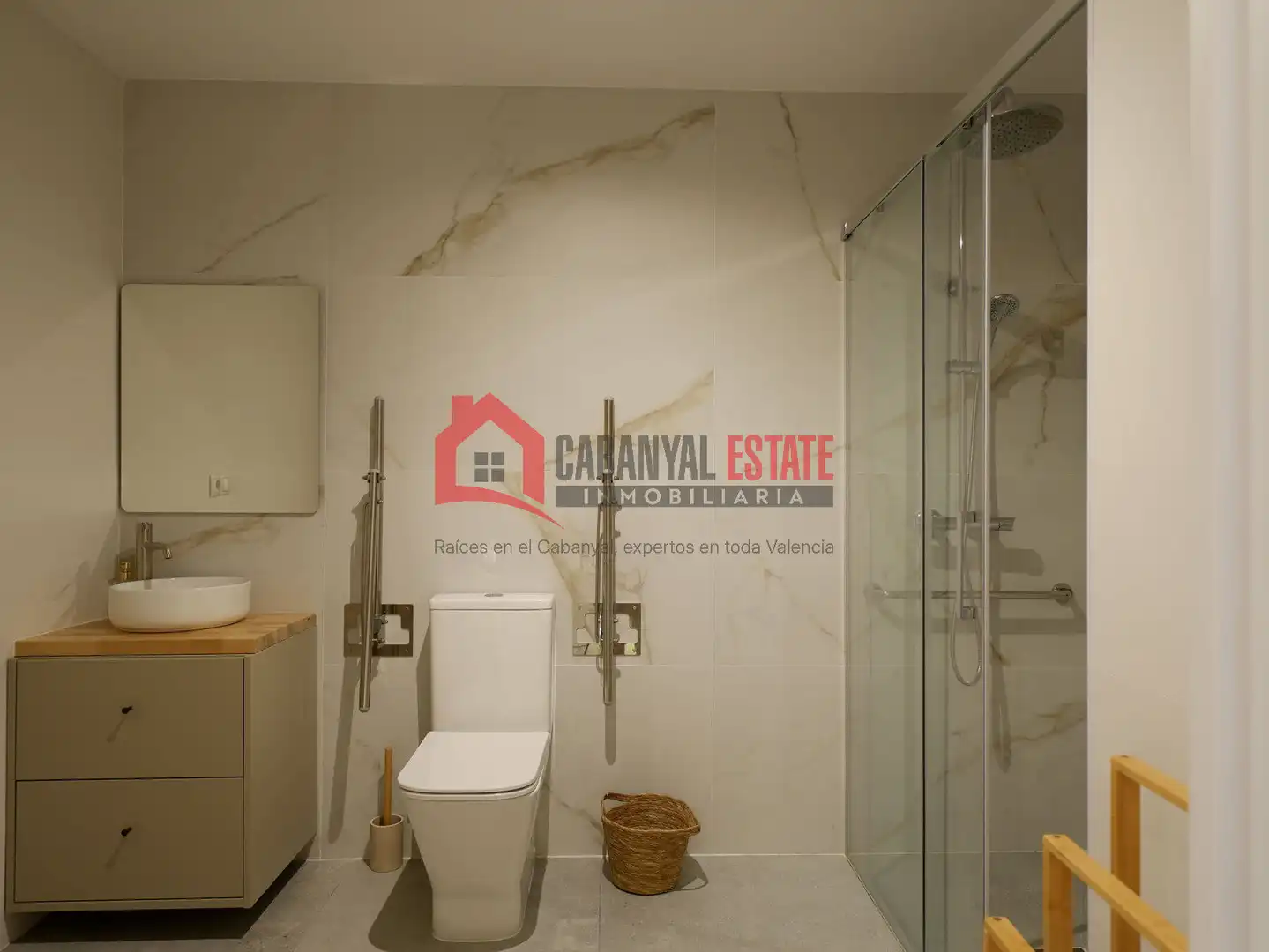 Baño de Apartamento en venta en Valencia con Aire acondicionado, Calefacción y Trastero