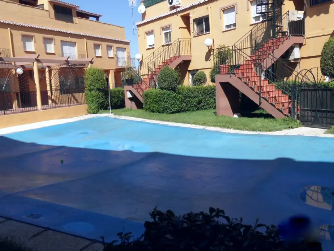 Piscina de Piso en venta en La Zubia Ciudad