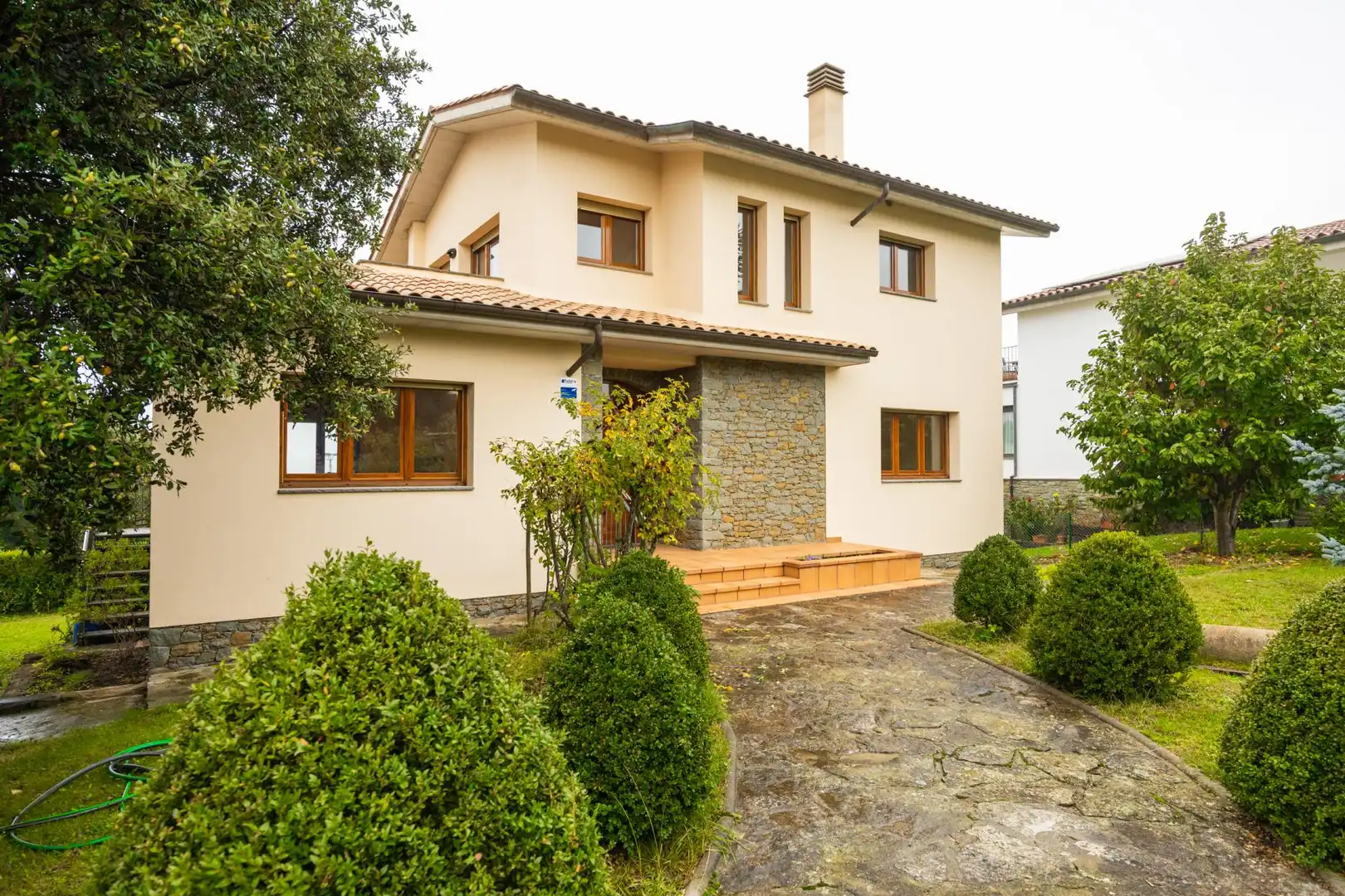 Vista exterior de Casa o xalet en venda en L'Esquirol amb Calefacció, Jardí privat i Terrassa