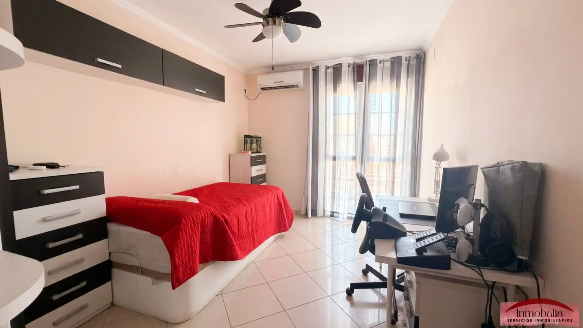 Habitación de Casa adosada en venta en Sevilla con Aire acondicionado y Balcón