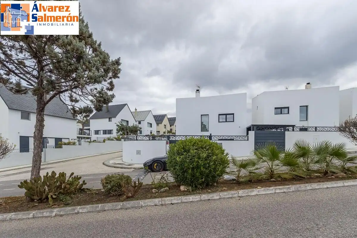 Vista exterior de Casa adosada en venda en Albolote amb Jardí privat, Piscina i Alarma