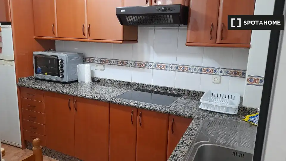 Cuina de Pis de lloguer en Valencia amb Aire condicionat, Calefacció i Moblat