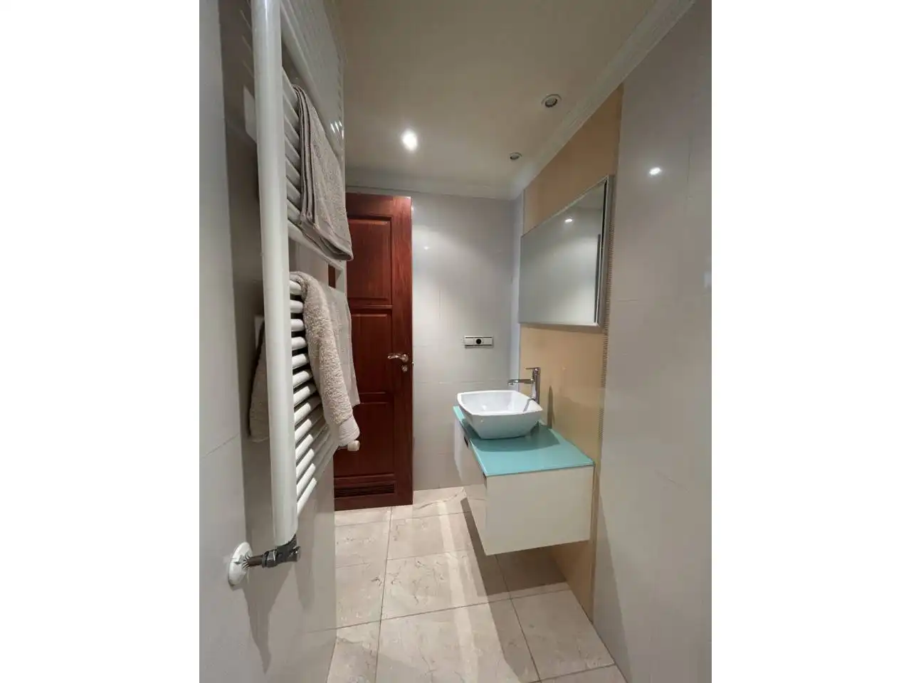 Bany de Apartament en venda en Oviedo  amb Calefacció, Parquet i Moblat