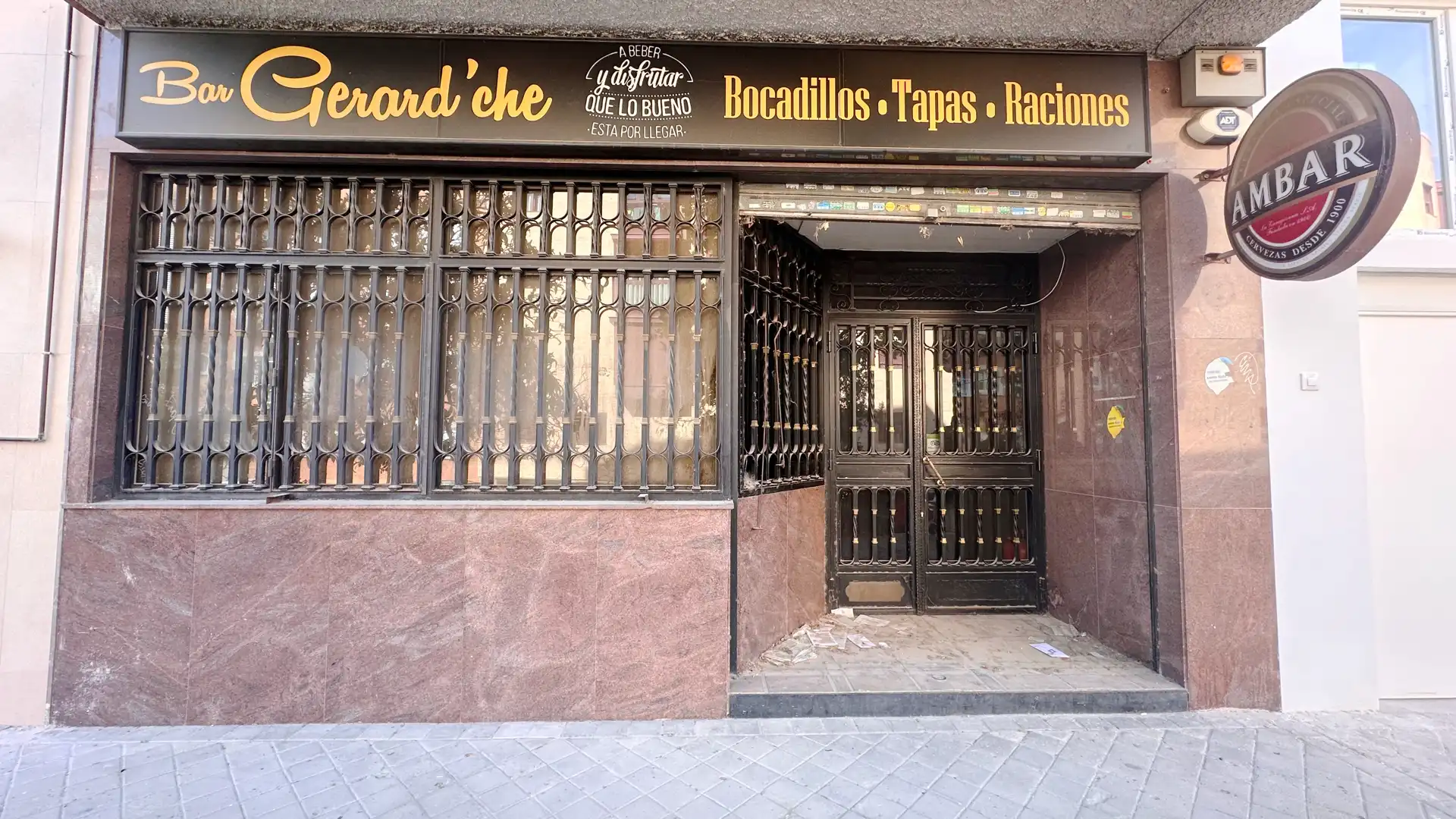 Vista exterior de Local en venda en Madrid amb Aire condicionat, Calefacció i Moblat