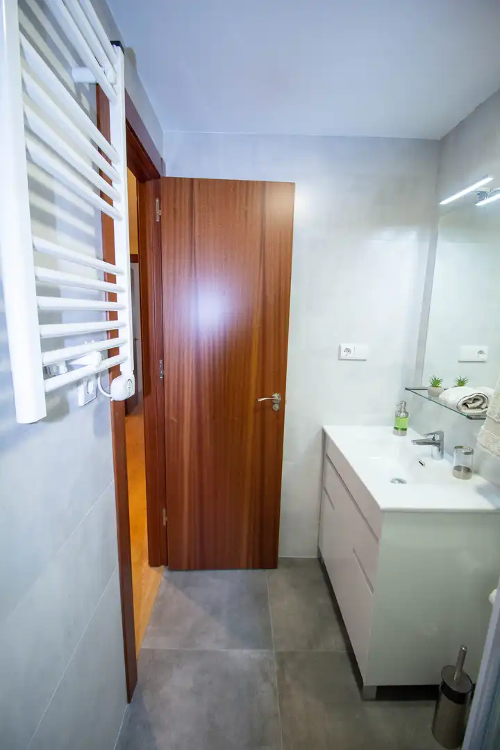 Baño de Piso de alquiler en Gijón  con Calefacción, Terraza y Trastero