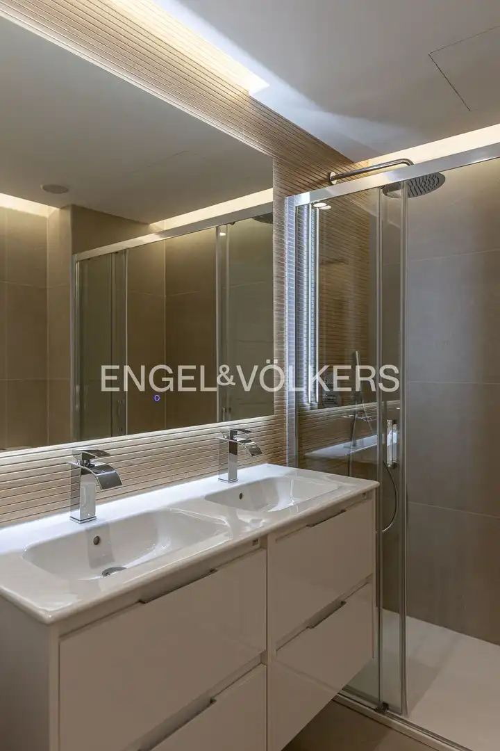 Badezimmer von Wohnung zum Verkauf in Madrid mit Klimaanlage, Heizung und Parkett