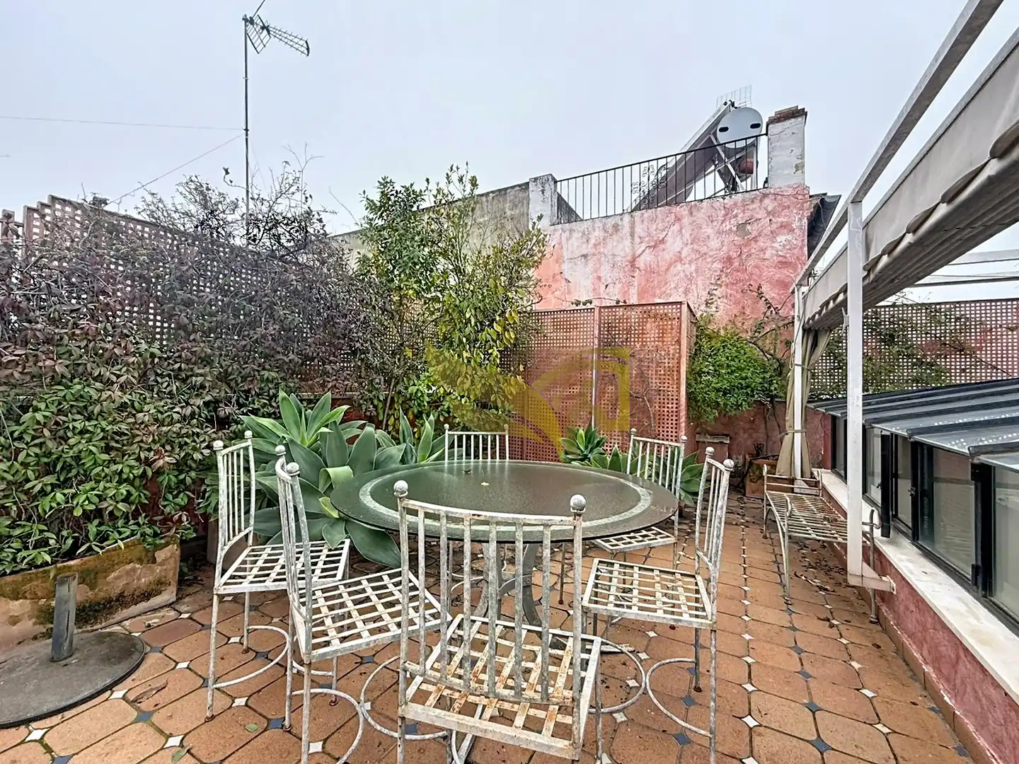 Terrasse von Einfamilien-Reihenhaus zum Verkauf in Sevilla mit Klimaanlage, Heizung und Privatgarten