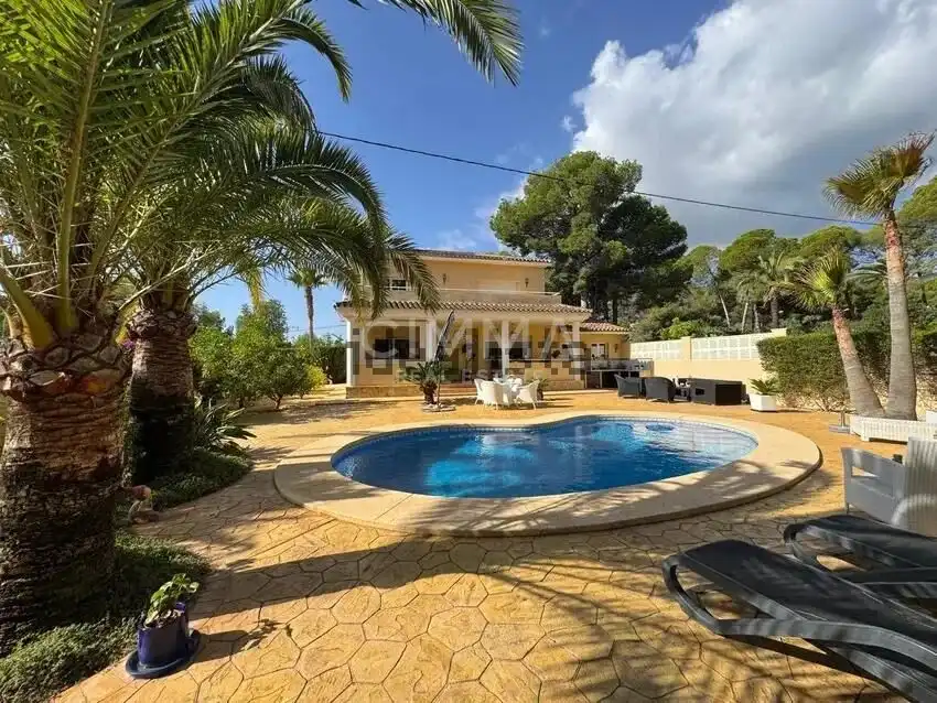 Vista exterior de Casa o xalet en venda en La Nucia amb Aire condicionat, Calefacció i Jardí privat