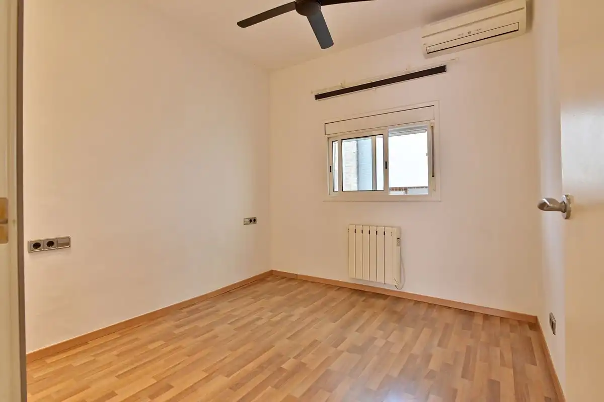 Piso en venta en Barcelona con Calefacción, Terraza y Balcón