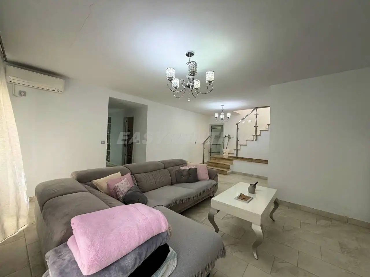 Sala d'estar de Casa o xalet en venda en La Línea de la Concepción amb Aire condicionat, Terrassa i Moblat
