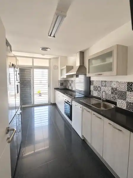 Küche von Wohnung zum Verkauf in Manilva mit Klimaanlage, Heizung und Privatgarten
