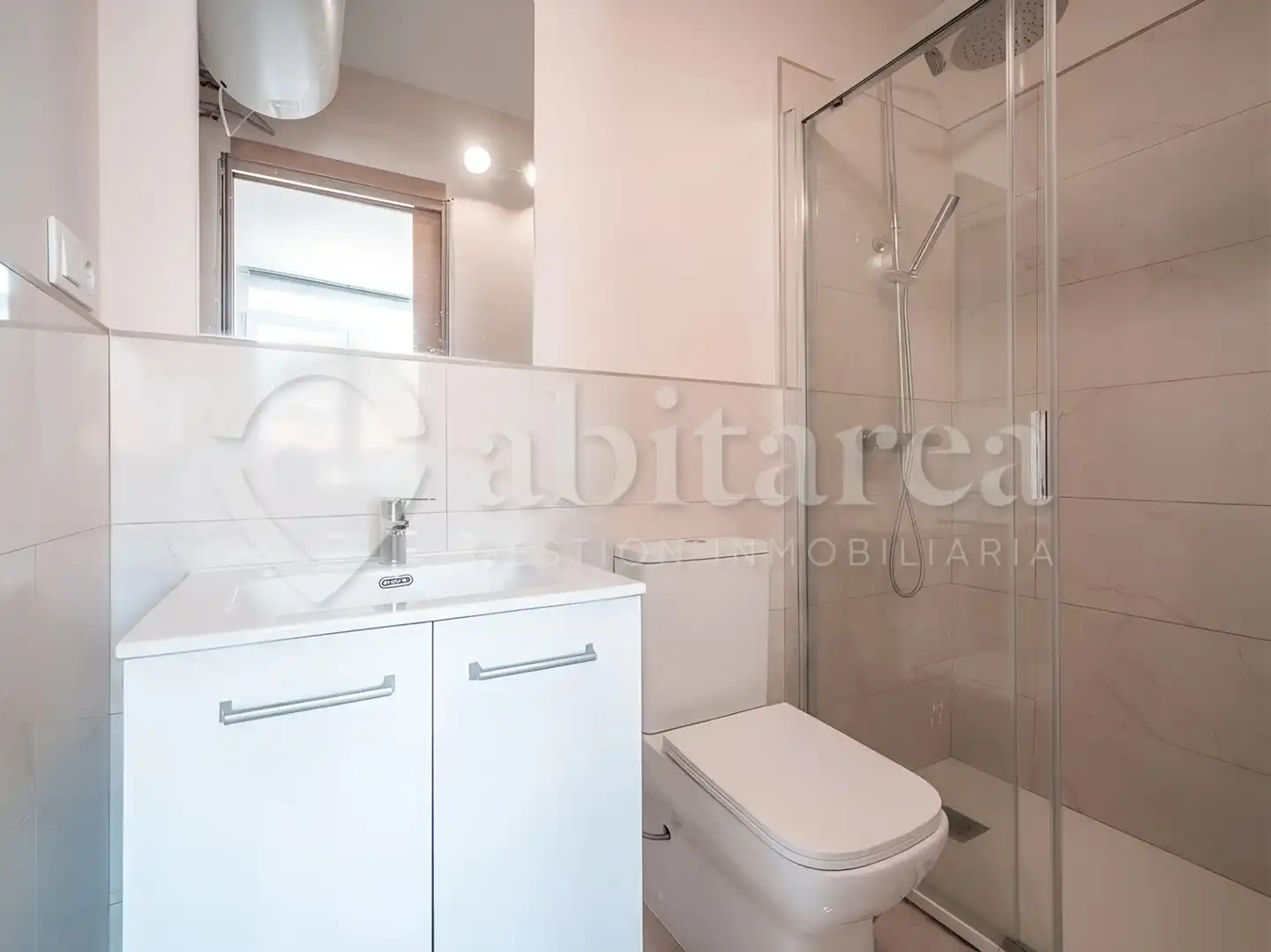 Baño de Estudio de alquiler en Santander con Calefacción, Amueblado y Horno