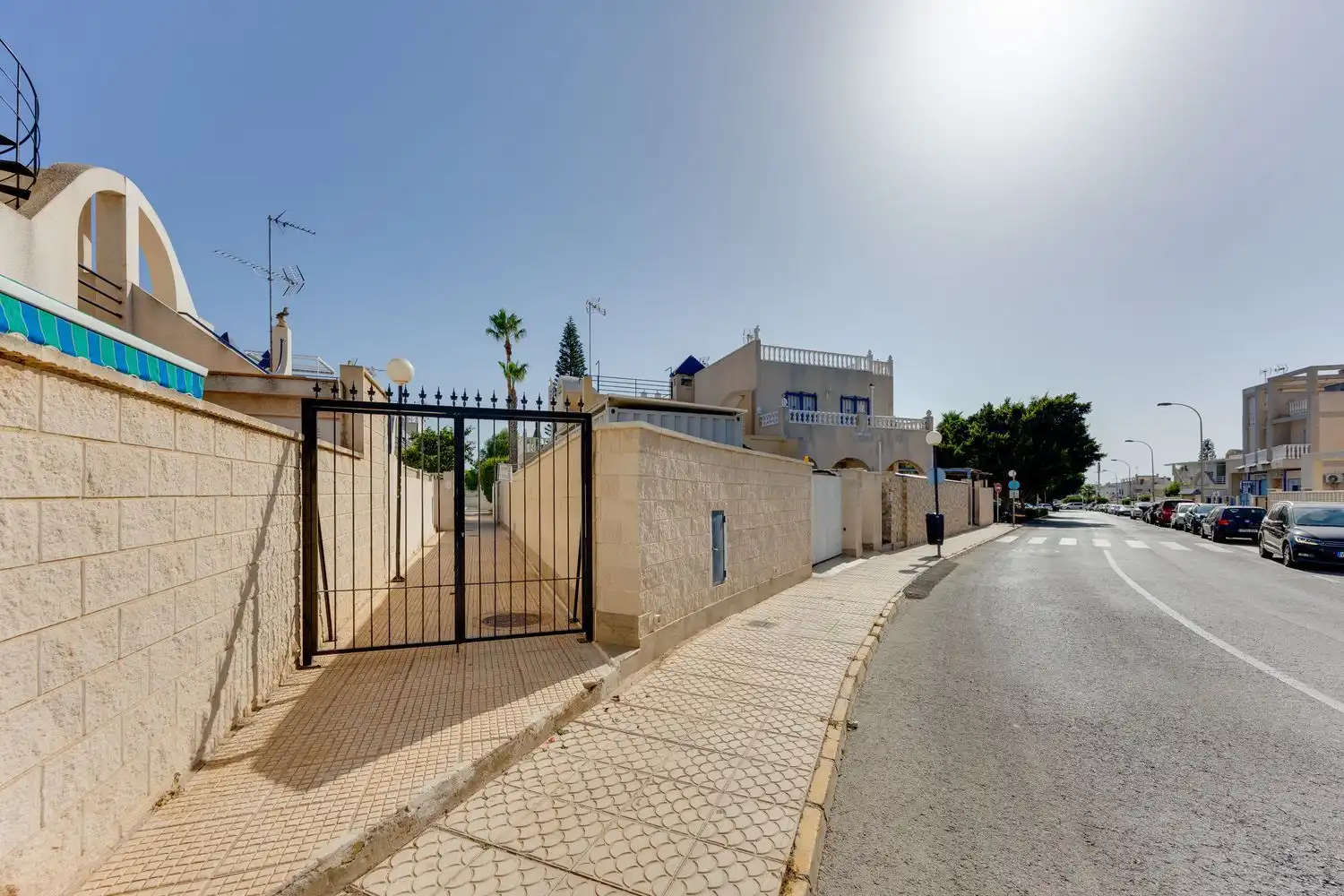 Vista exterior de Casa adosada en venda en Torrevieja amb Terrassa, Moblat i Piscina comunitària