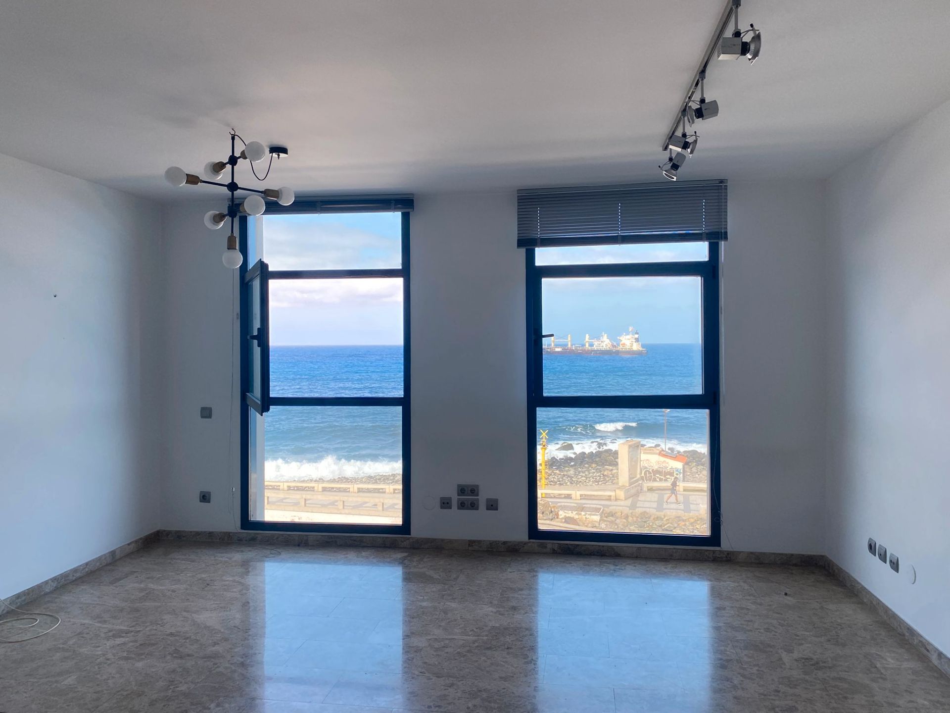 Sala d'estar de Pis de lloguer en Las Palmas de Gran Canaria amb Aire condicionat, Forn i Rentadora