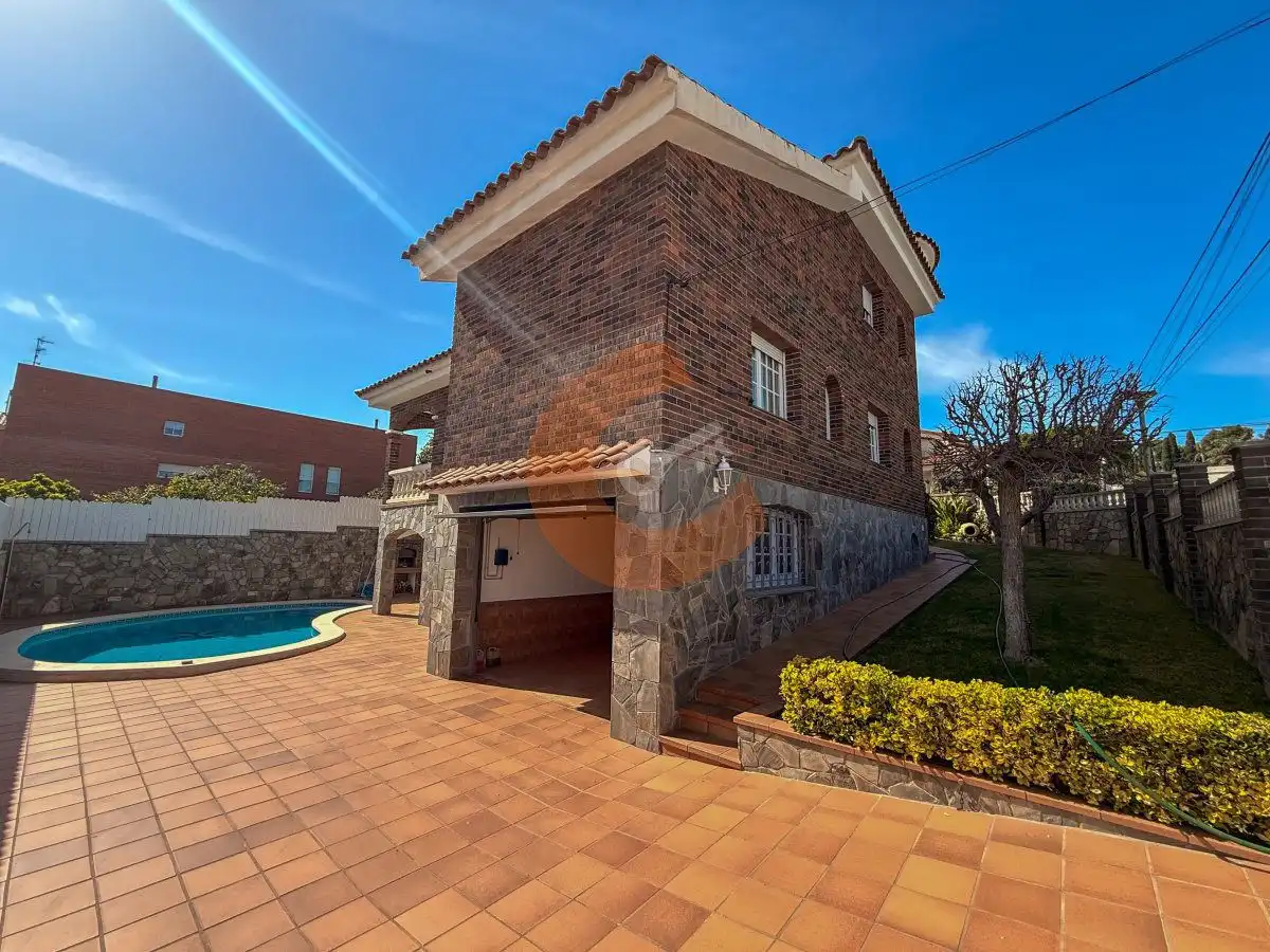 Vista exterior de Casa o xalet en venda en El Vendrell amb Calefacció, Jardí privat i Piscina