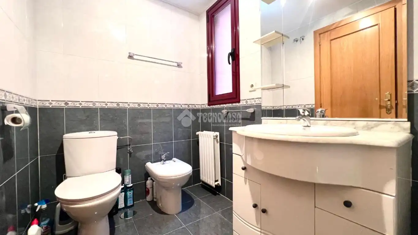 Bathroom of Flat for sale in Madrid  with Air Conditioner, Heating and Parquet flooring