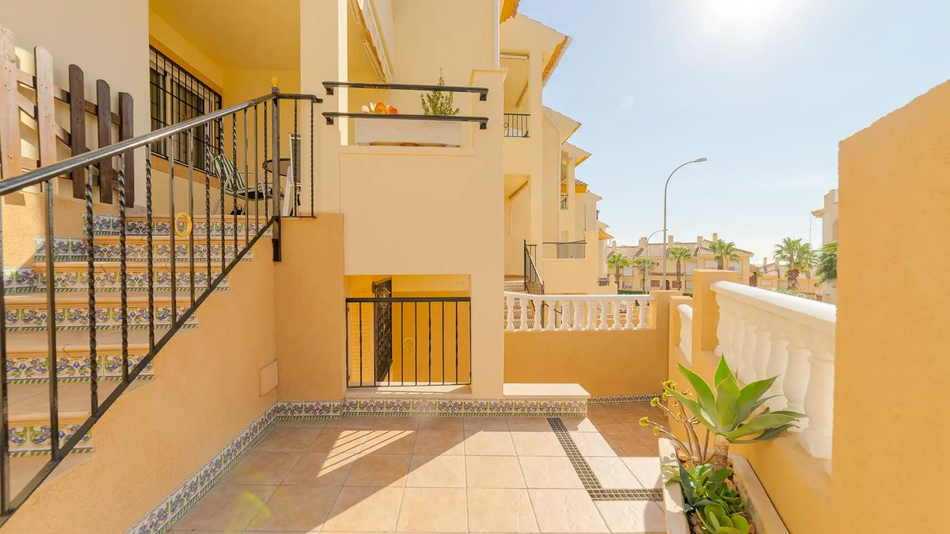 Vista exterior de Casa o xalet en venda en Orihuela amb Jardí privat, Terrassa i Piscina