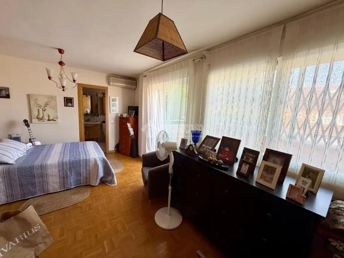 Dormitori de Casa adosada en venda en Daganzo de Arriba amb Aire condicionat, Parquet i Piscina