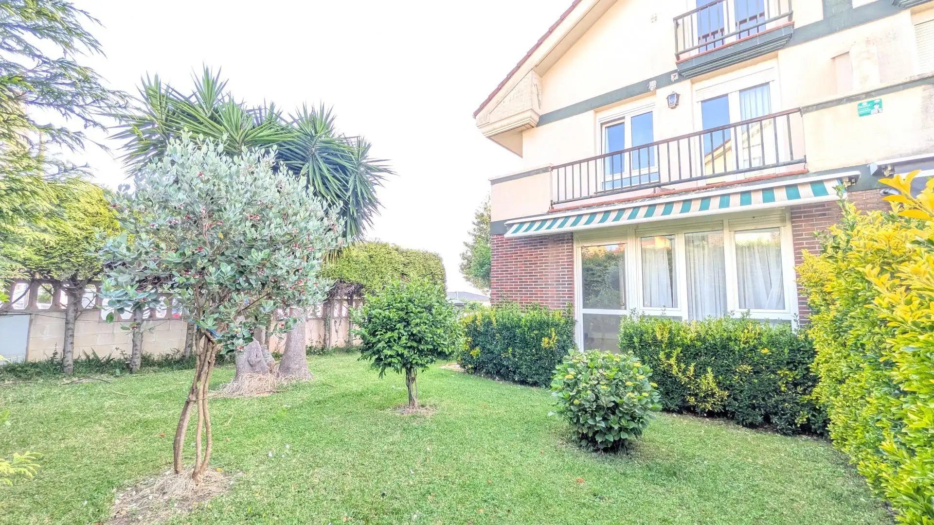 Jardí de Casa adosada en venda en Camargo amb Calefacció, Jardí privat i Terrassa