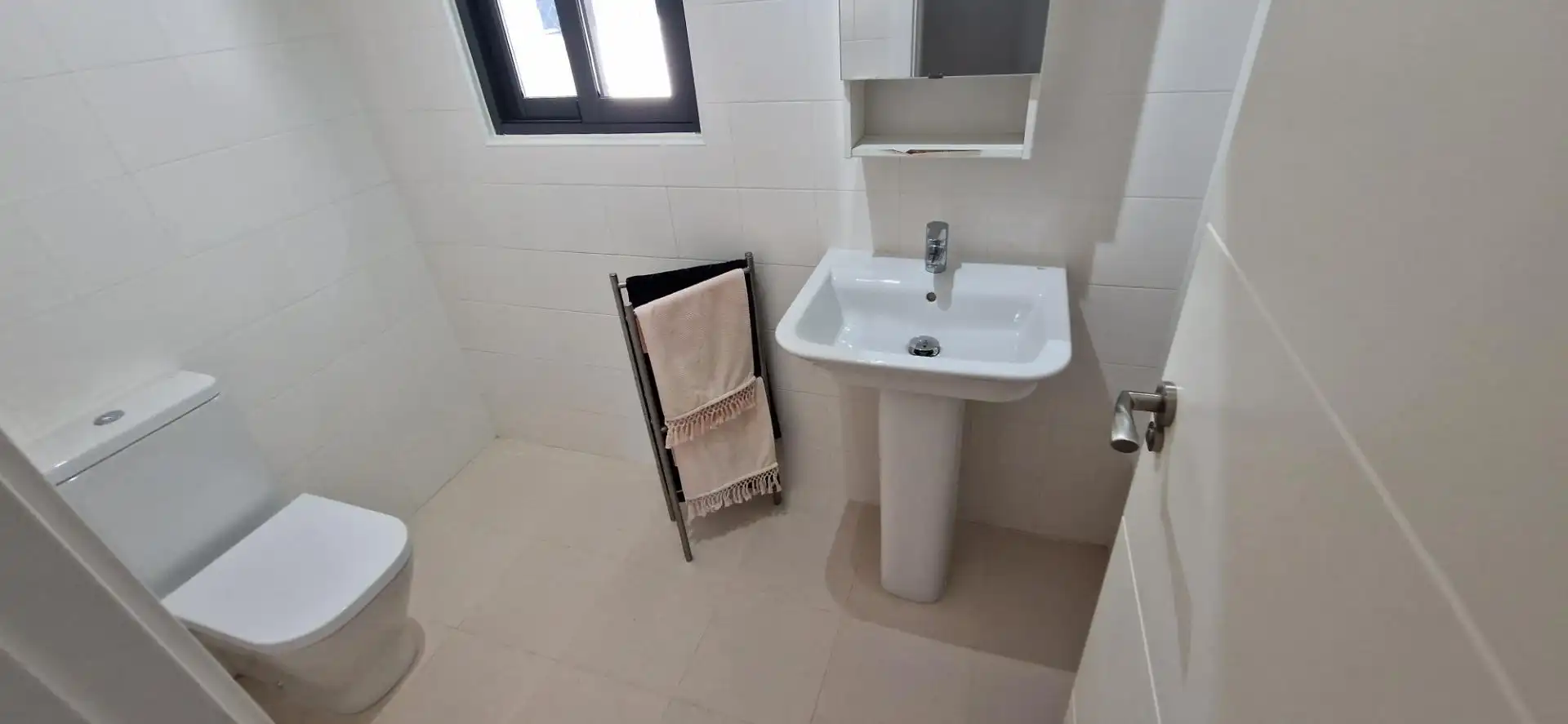 Badezimmer von Einfamilien-Reihenhaus zum Verkauf in Cullera mit Klimaanlage, Privatgarten und Terrasse