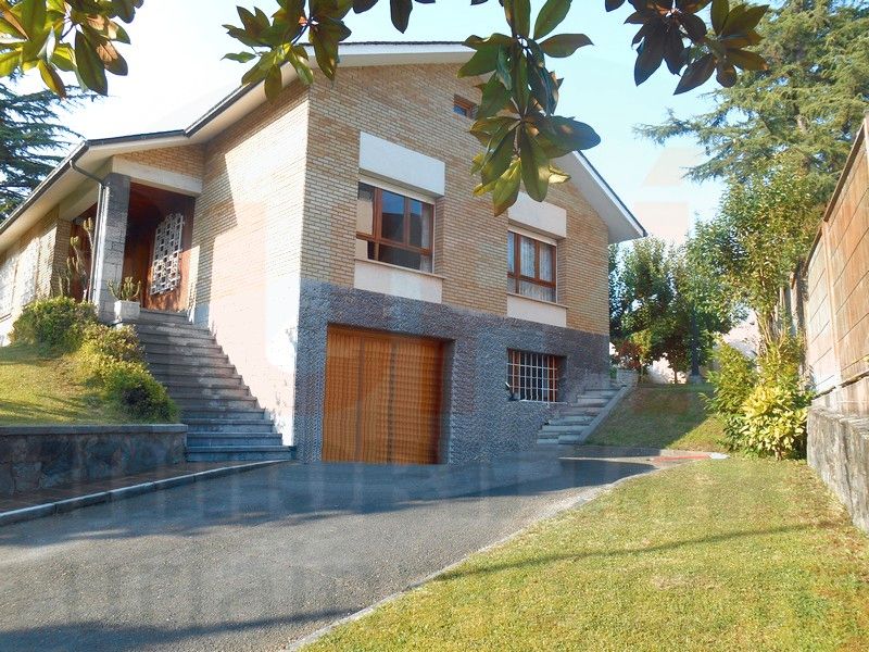 Vista exterior de Casa o xalet de lloguer en Oviedo  amb Calefacció, Jardí privat i Parquet