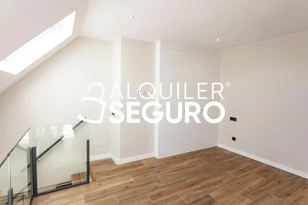 Habitación de Ático de alquiler en Madrid con Aire acondicionado, Calefacción y Trastero