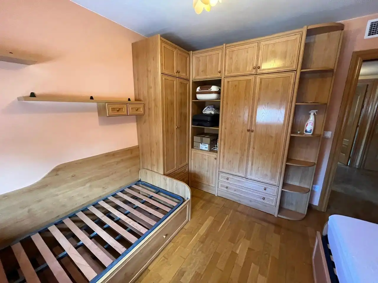 Habitación de Casa adosada en venta en Zaragoza con Aire acondicionado, Calefacción y Jardín privado