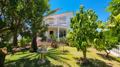 Chalet con piscina en venta en Elviria - Cabopino