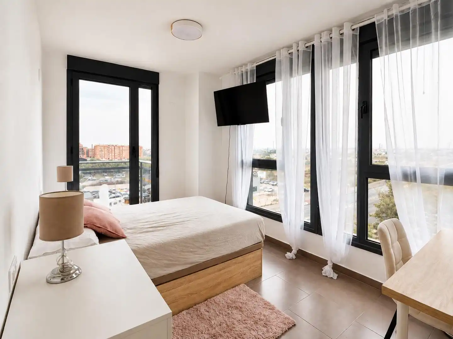 Schlafzimmer von Wohnung zur Miete in Valencia mit Klimaanlage, Heizung und Balkon