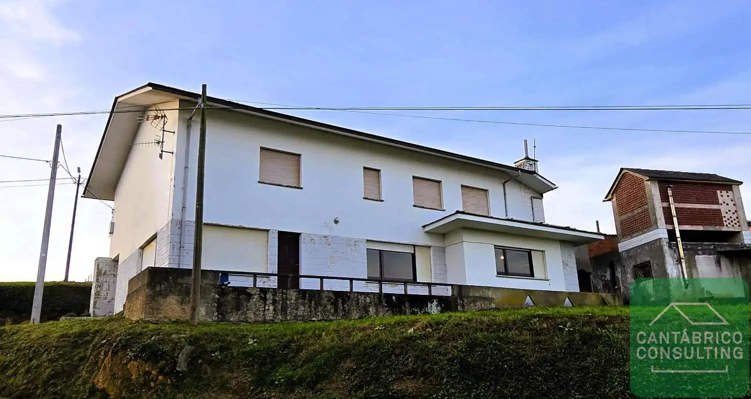 Außenansicht von Haus oder Chalet zum Verkauf in Navia mit Heizung