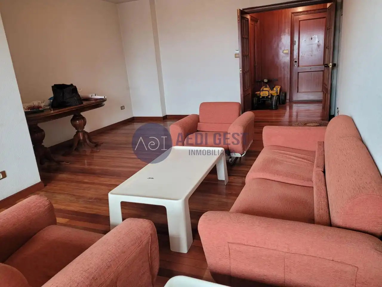 Sala d'estar de Pis en venda en Vigo  amb Calefacció, Parquet i Terrassa