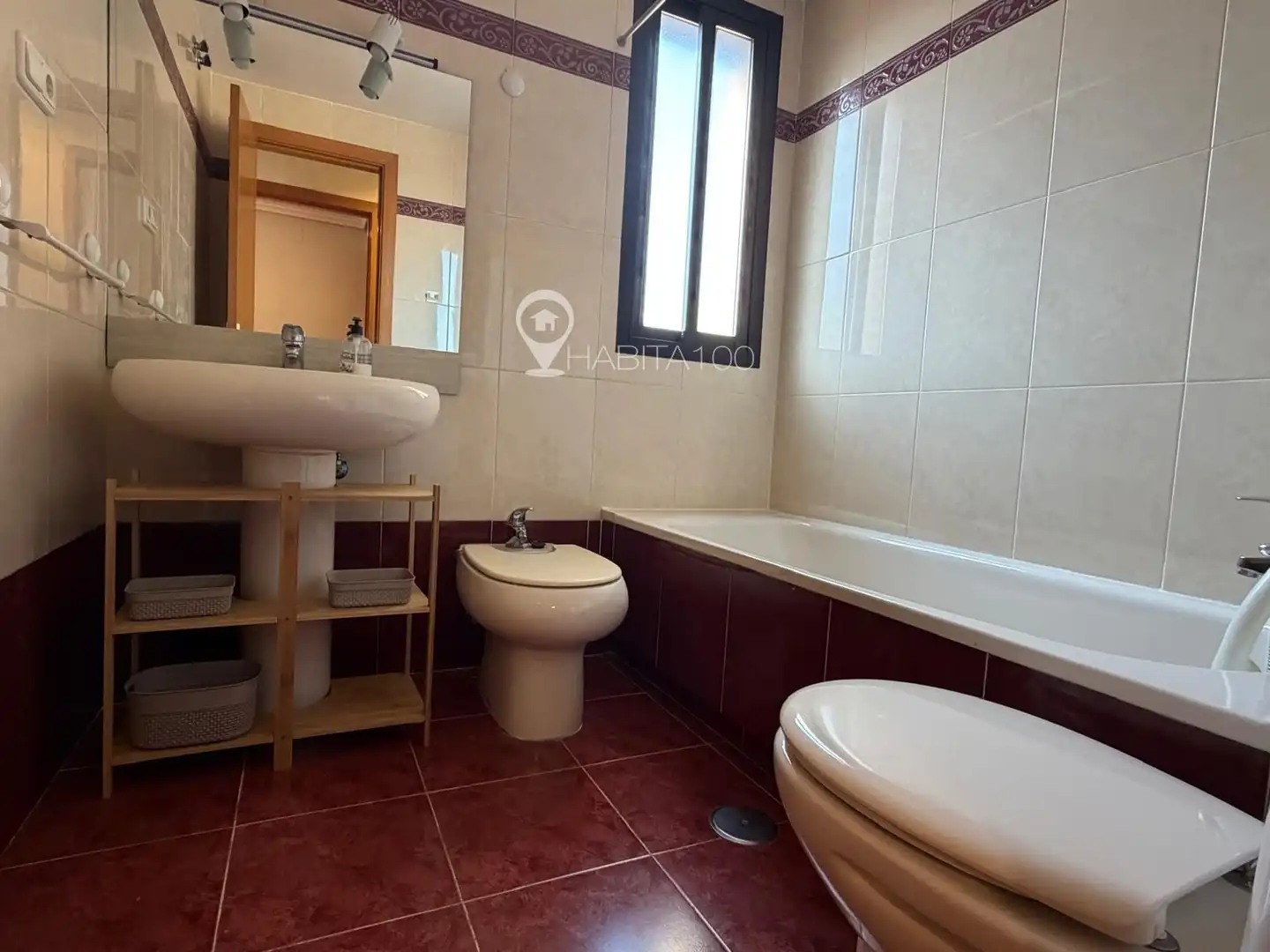 Baño de Piso para compartir en Cuenca con Calefacción, Terraza y Amueblado