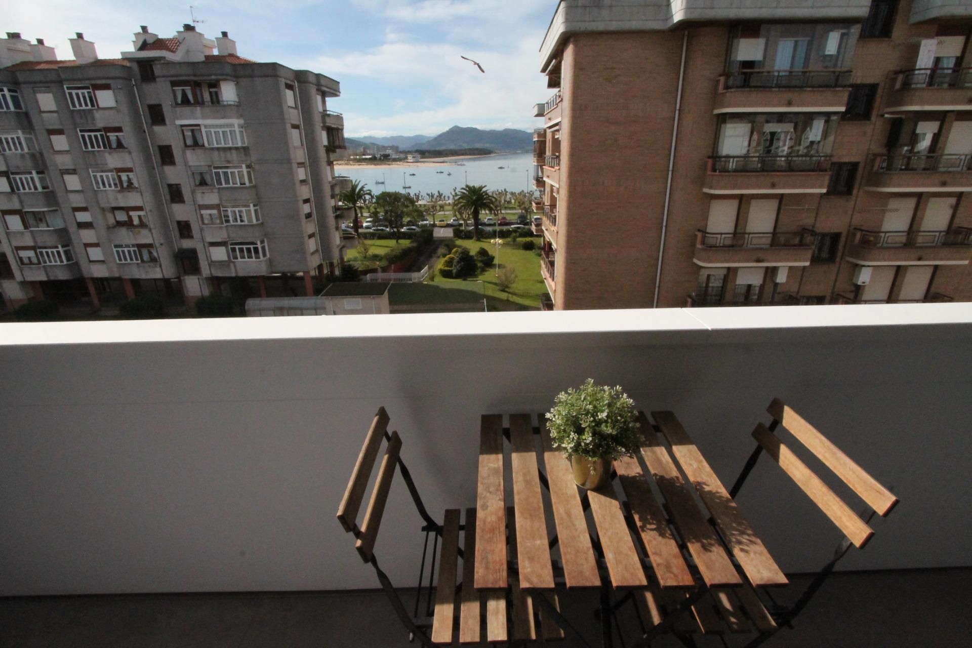 Dormitori de Pis de lloguer en Santoña amb Calefacció, Terrassa i Balcó