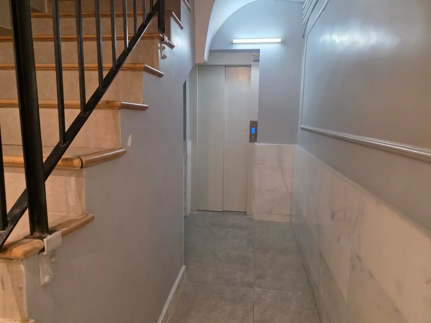 Wohnung zum Verkauf in Barcelona mit Klimaanlage, Parkett und Balkon