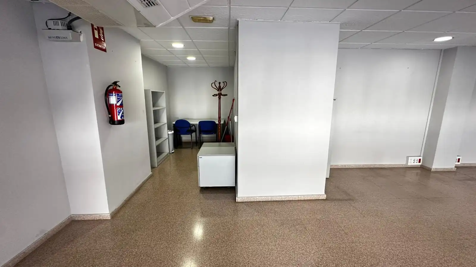 Office for rent in Sax  with Air Conditioner
