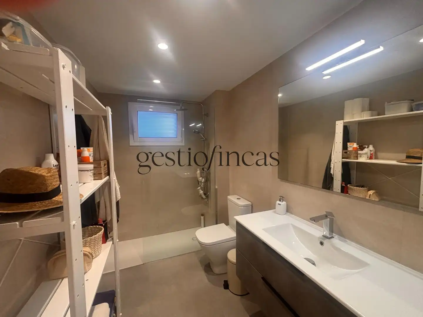 Baño de Apartamento de alquiler en Cambrils con Aire acondicionado, Calefacción y Terraza