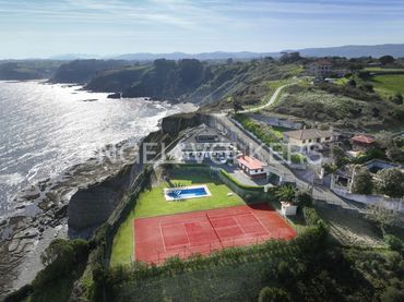 Casa amb piscina en venda a Somió - Cabueñes