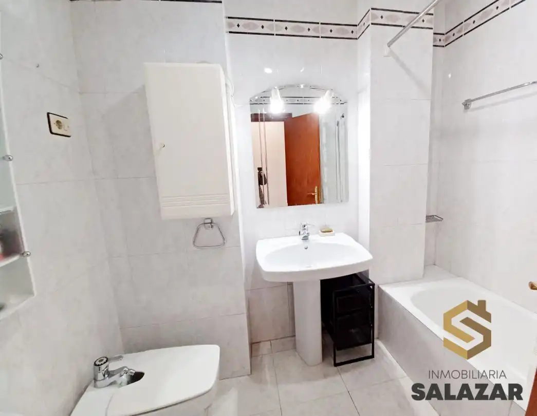 Bany de Apartament de lloguer en Bilbao  amb Calefacció, Terrassa i Microones