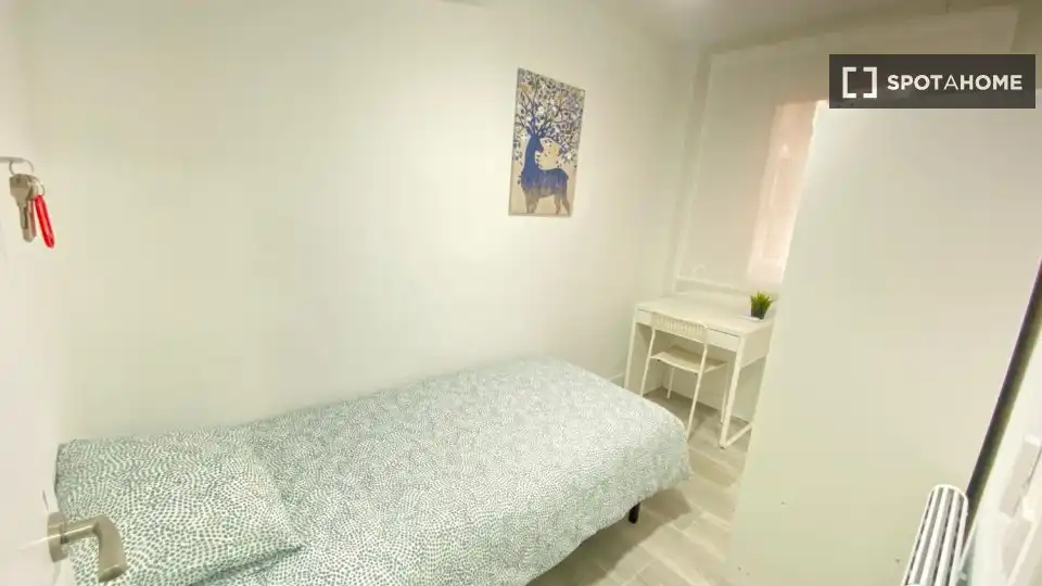 Dormitori de Pis de lloguer en Madrid amb Aire condicionat, Calefacció i Moblat