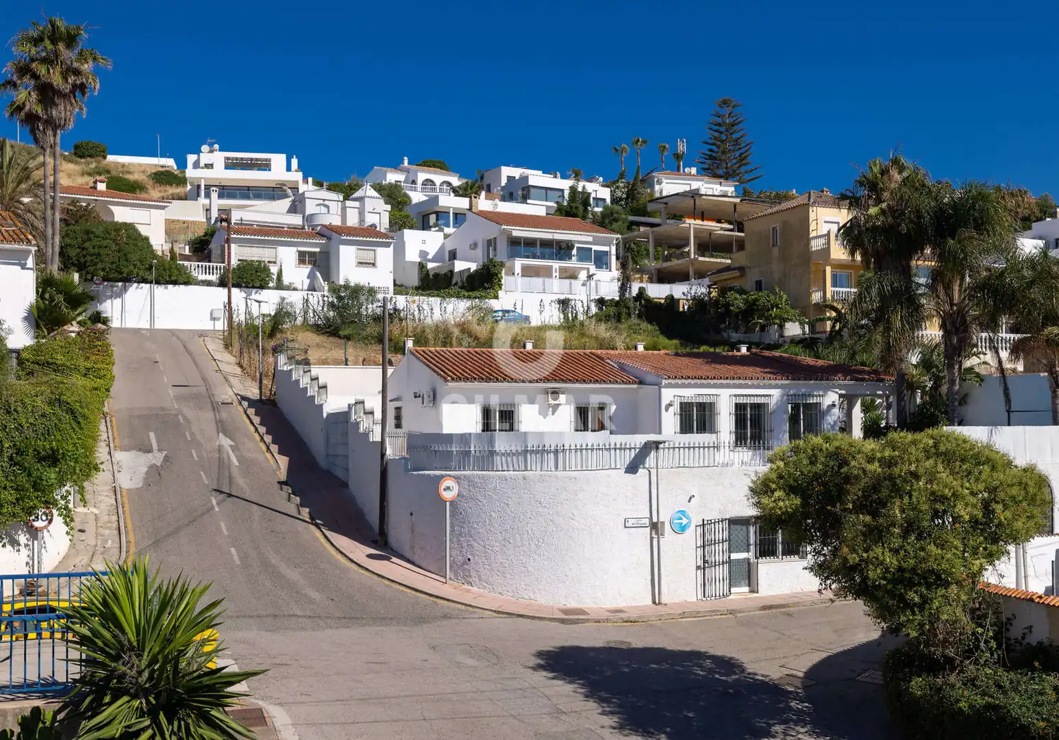 Vista exterior de Casa o xalet en venda en Estepona amb Calefacció, Jardí privat i Piscina
