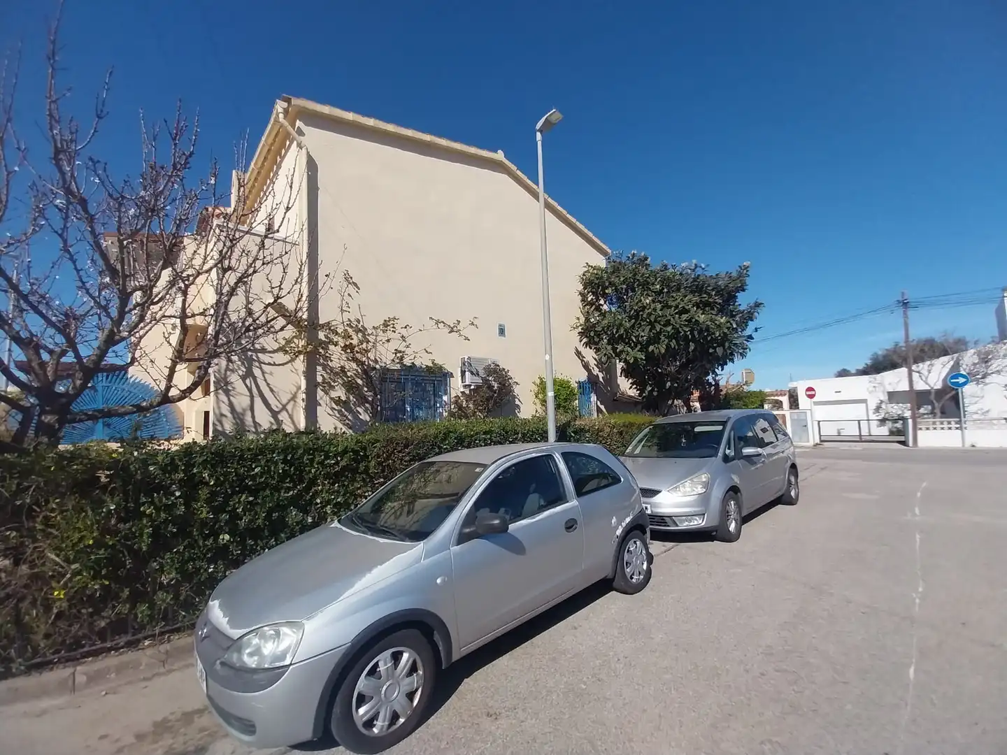 Parkplatz von Einfamilien-Reihenhaus zum Verkauf in Empuriabrava